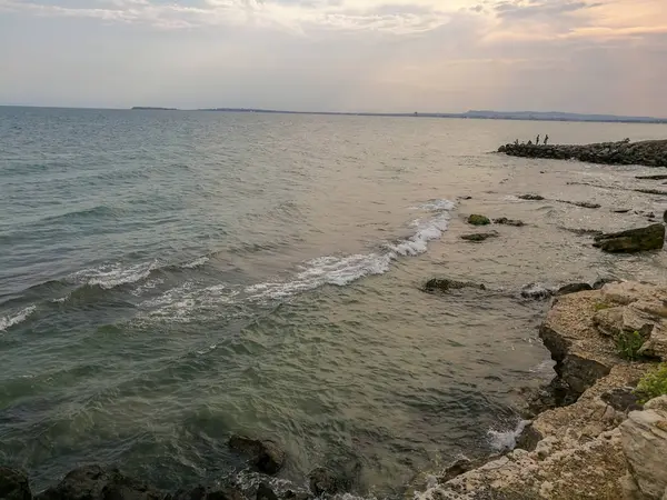 Sea Bay Soir Avec Des Montagnes Basses Horizon Petits Moutons — Photo