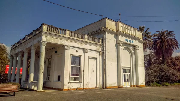 Altes Weißes Einstöckiges Bahnhofsgebäude Mit Säulen Und Abblätternder Farbe Gegen — Stockfoto