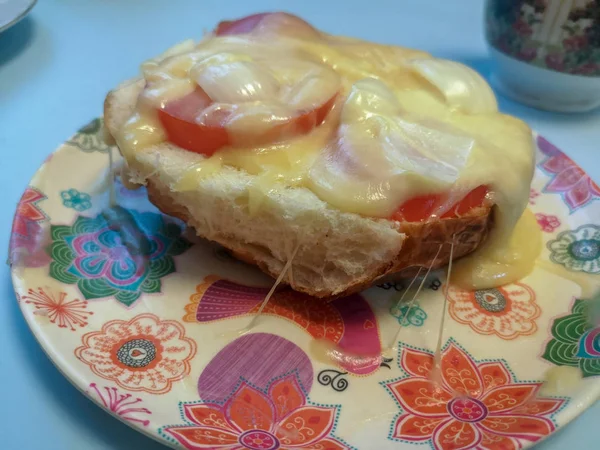 Hete Zelfgemaakte Sandwich Van Broodje Tomaten Schijfjes Kaas Een Gekleurde — Stockfoto