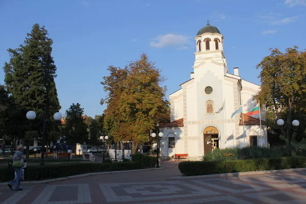 Igreja Branca Cidade Contra Céu Azul Árvores Verdes — Fotografia de Stock