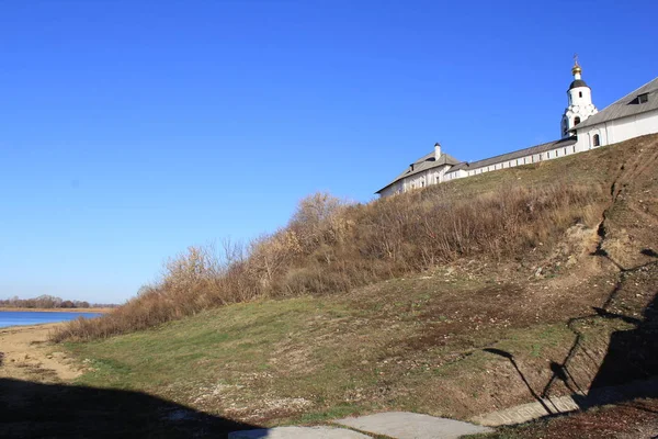 Белые Стены Монастыря Возвышаются Вершине Холма Заросшего Сухой Травой Небольшим — стоковое фото