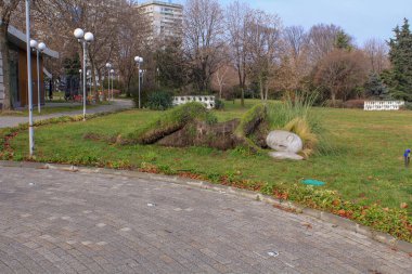 Şehir heykel - Park, metal, büyüyen çim ve alçı bir arada yapılan yalan kadın