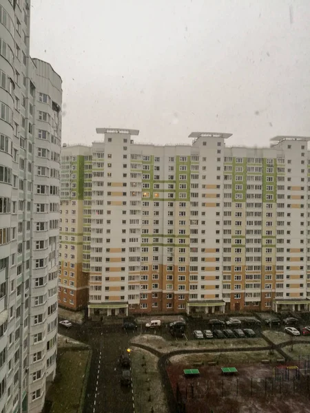 Yüksek Katlı Binalar Düşen Kar Gevreği Arasında Avluya Pencereden Görünümü — Stok fotoğraf