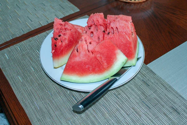 Reife Wassermelone Mit Grober Struktur Und Großen Dreieckige Stücke Geschnittenen — Stockfoto