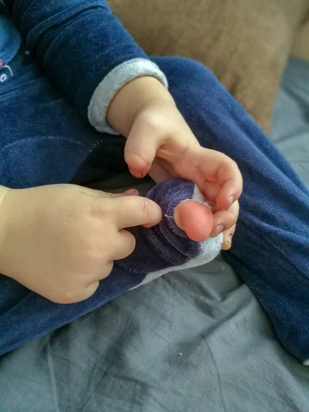Niño Con Traje Terciopelo Azul Cogió Agujero Calcetín Toca Dedo — Foto de Stock