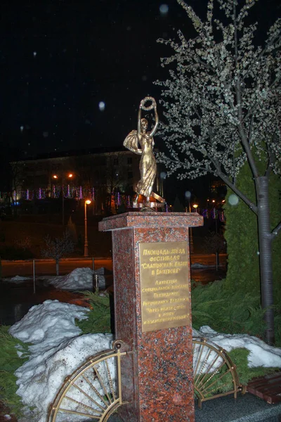 Marmor Piedestal Förgyllda Skulptur Flicka Med Krans Bakgrunden Snödrivorna Mörkret — Stockfoto