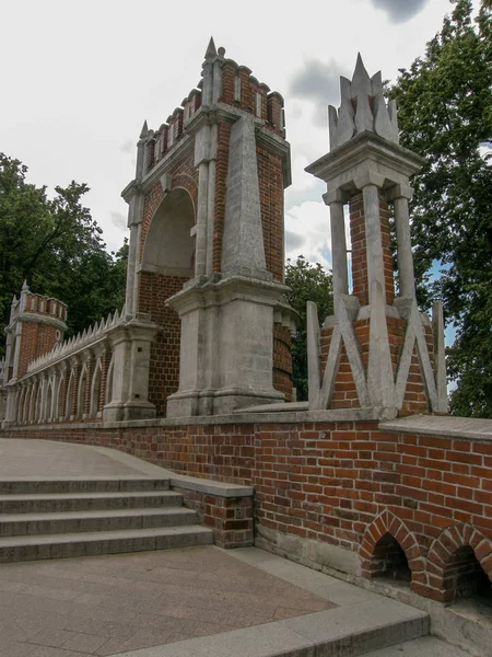 Staircase Leading Surrounded Openwork Wall Red White Brick Arches Turrets — Φωτογραφία Αρχείου