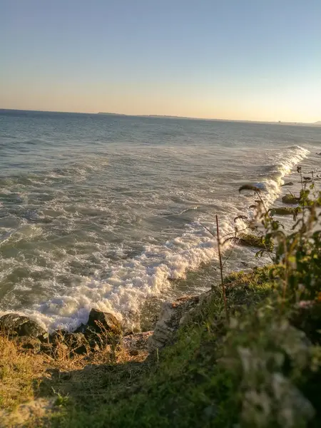 Волны Кружащиеся Скалистом Берегу Сухой Зеленой Травой Скалами Горизонте — стоковое фото