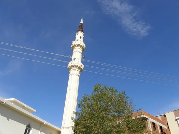 Vista Inferior Torre Blanca Mezquita Contra Cielo Azul Los Árboles — Foto de Stock