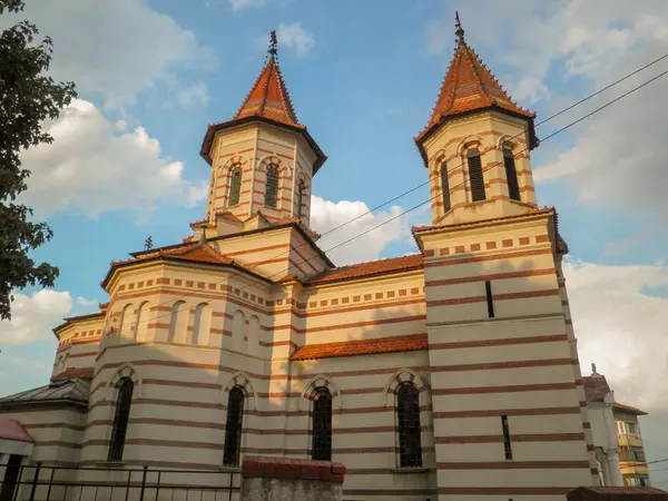 Gestreifte Beige Braune Kathedrale Vor Blauem Himmel Und Weißen Wolken — Stockfoto