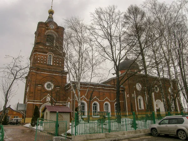 Chiesa Cupola Unica Con Campanile Mattoni Rossi Sullo Sfondo Alberi — Foto Stock