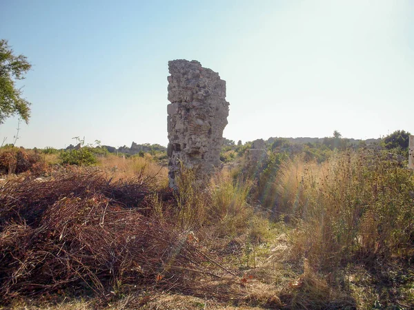 一小片古老的石墙 在田野中间 干燥的灌木丛 对蓝天 — 图库照片