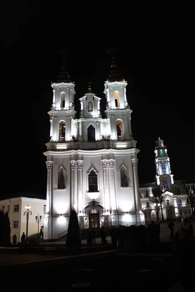 Catedral Católica Branca Com Duas Torres Sino Iluminadas Baixo Noite — Fotografia de Stock