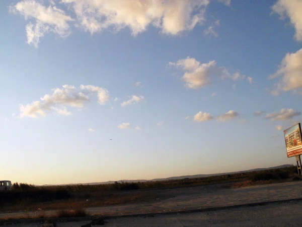 Nuvens Brancas Amarelas Raras Pôr Sol Azul Claro Céu Sobre — Fotografia de Stock