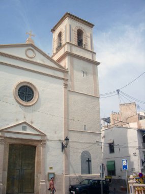 Dikdörtgen çan kulesi bej renkli açık kahverengi dikişli basit taş Kilise
