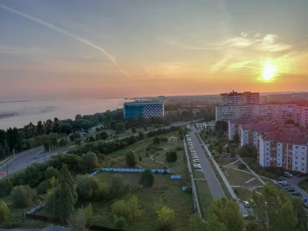 Yeşil Ağaçlar Nehirden Sürünen Sis Ile Şehir Üzerinde Sunrise Yükseklikten — Stok fotoğraf