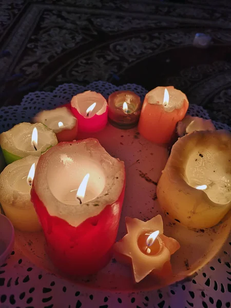 Velas Ardientes Diferentes Colores Tamaños Pie Plato Blanco Una Alfombra —  Fotos de Stock