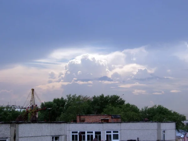 Una Gran Nube Múltiples Capas Iluminada Por Luz Del Sol —  Fotos de Stock