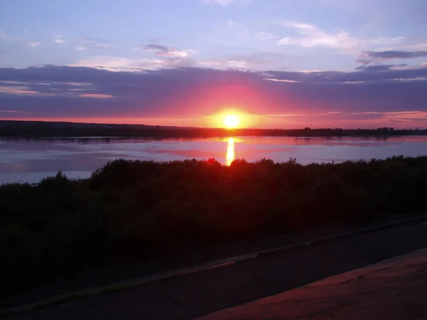 Rosaroter Sonnenuntergang Über Dem Fluss Mit Grünem Ufer Und Der — Stockfoto