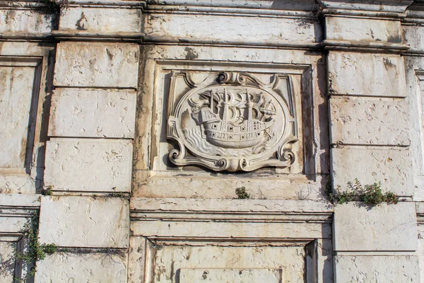 Die Antike Mauer Des Gebäudes Mit Einem Stein Gehauenen Schiff — Stockfoto