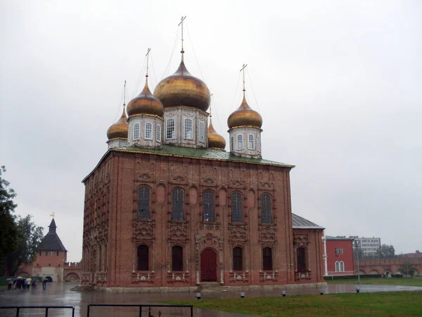 Старая Красная Кирпичная Церковь Золотыми Куполами Против Серого Неба Мокрого — стоковое фото