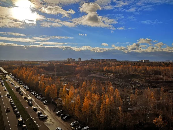 Vista Desde Altura Del Paisaje Otoñal Con Árboles Amarillos Rodeando —  Fotos de Stock