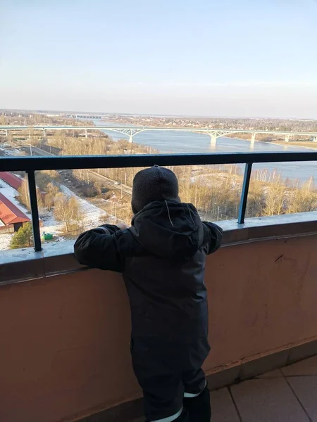 Niño Pequeño Para Balcón Entrada Mira Ciudad Cubierta Nieve Orilla —  Fotos de Stock