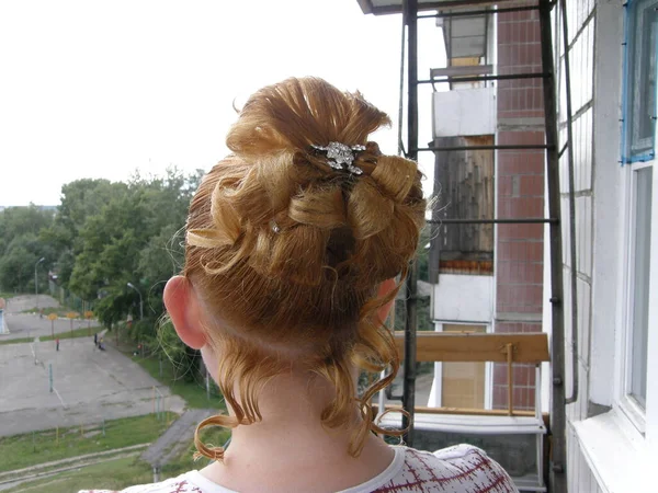 Dziewczyna Tyłu Lekkiej Odzieży Fryzurą Kształcie Kwiatu Jej Rude Włosy — Zdjęcie stockowe