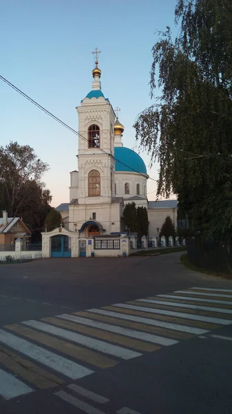 Скромна Біла Кам Яна Церква Блакитними Куполами Прямою Дзвіницею Протилежному — стокове фото