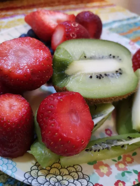 Strawberries Twigs Kiwis Cut Half Lie Colorful Plate — Stock Photo, Image