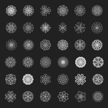 Çiçek vektörü çizim tarzında ayarlanır. Siyah arka planda yalıtılmış beyaz simgeler.
