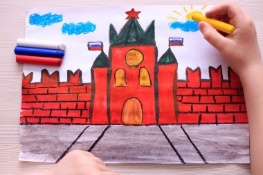 Rusya günü için parlak, renkli bir çocuk çizimi. Moskova-Kremlin Mimarisi