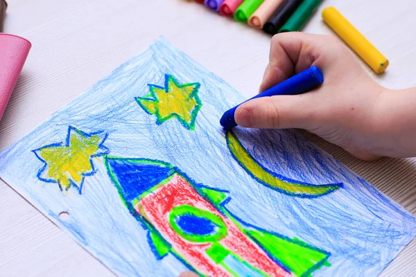 Elle çizilmiş parlak bir roket resmi. Uluslararası kutlamalar konsepti: Uluslararası uzay keşfi günü, UFO günü