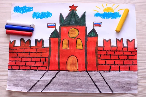 Kremlin 'in suluboya el resmi Rusya' nın ve ülkenin ulusal bayramlarının sembolü olarak çizildi.