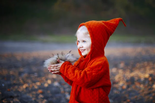 Mała Słodka Szczęśliwa Dziewczyna Spacerująca Jesiennym Parku Ładne Dziecko Uśmiecha — Zdjęcie stockowe