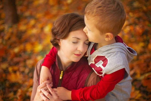 Hijo Abraza Suavemente Madre Besa Familia Divierte Cálido Día Otoño — Foto de Stock