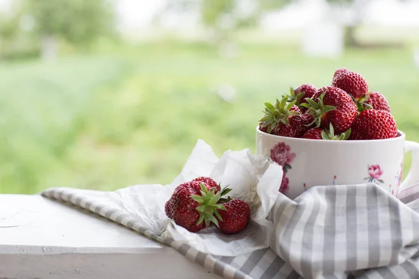 Strawberry Bow White Table Beautiful Natural Strawberries — Stock Photo, Image