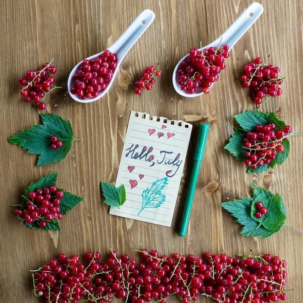 七月的手写文字 顶部视图夏季草莓在木制桌子上 健康饮食和园艺的概念 — 图库照片