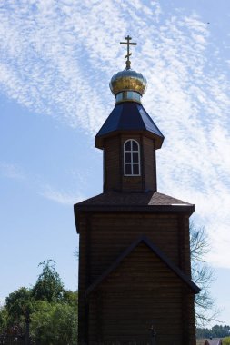 Krugloe / Belarus-Ağustos 2020: Gökyüzüne karşı küçük Ortodoks kilisesi, gökyüzüne karşı Ortodoks haçı