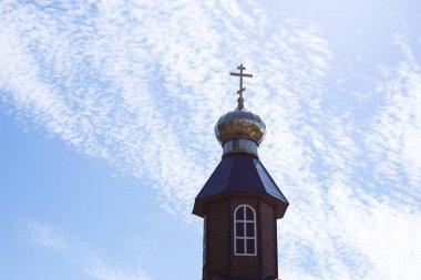 Krugloe / Belarus-Ağustos 2020: Gökyüzüne karşı küçük Ortodoks kilisesi, gökyüzüne karşı Ortodoks haçı
