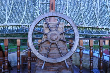 Tahta eski gemi direksiyonu, deniz konsepti.