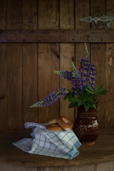 美丽的花瓶 早上有紫色的羽衣 快乐与自然合一 放松与和谐的概念 — 图库照片