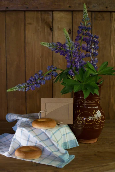 Bellissimo Vaso Con Lupini Viola Mattino Concetto Piacere Unità Con — Foto Stock