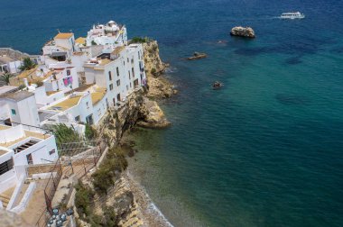 Evissa şehirde küçük plaj