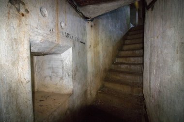 Eski sığınak içinde merdiven
