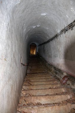 sığınakta kirli duvar