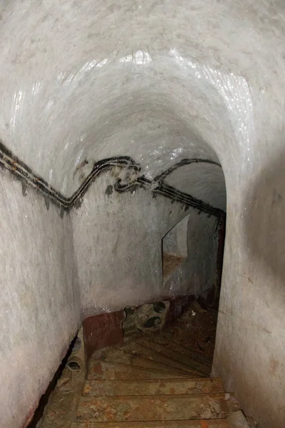 Sığınaktaki eski inşaatı