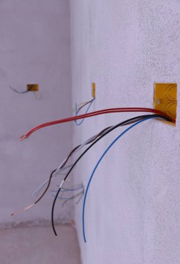 her türlü duvarda renkli elektrik kabloları