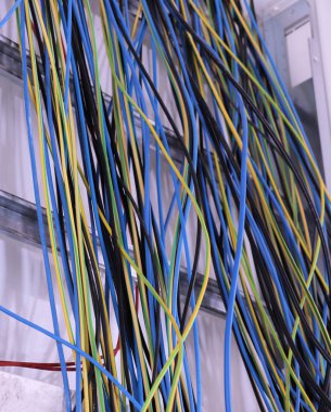 Duvardaki farklı renkli kablolar