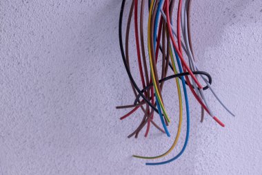 bir sürü farklı kabloları duvardan arıyorsunuz